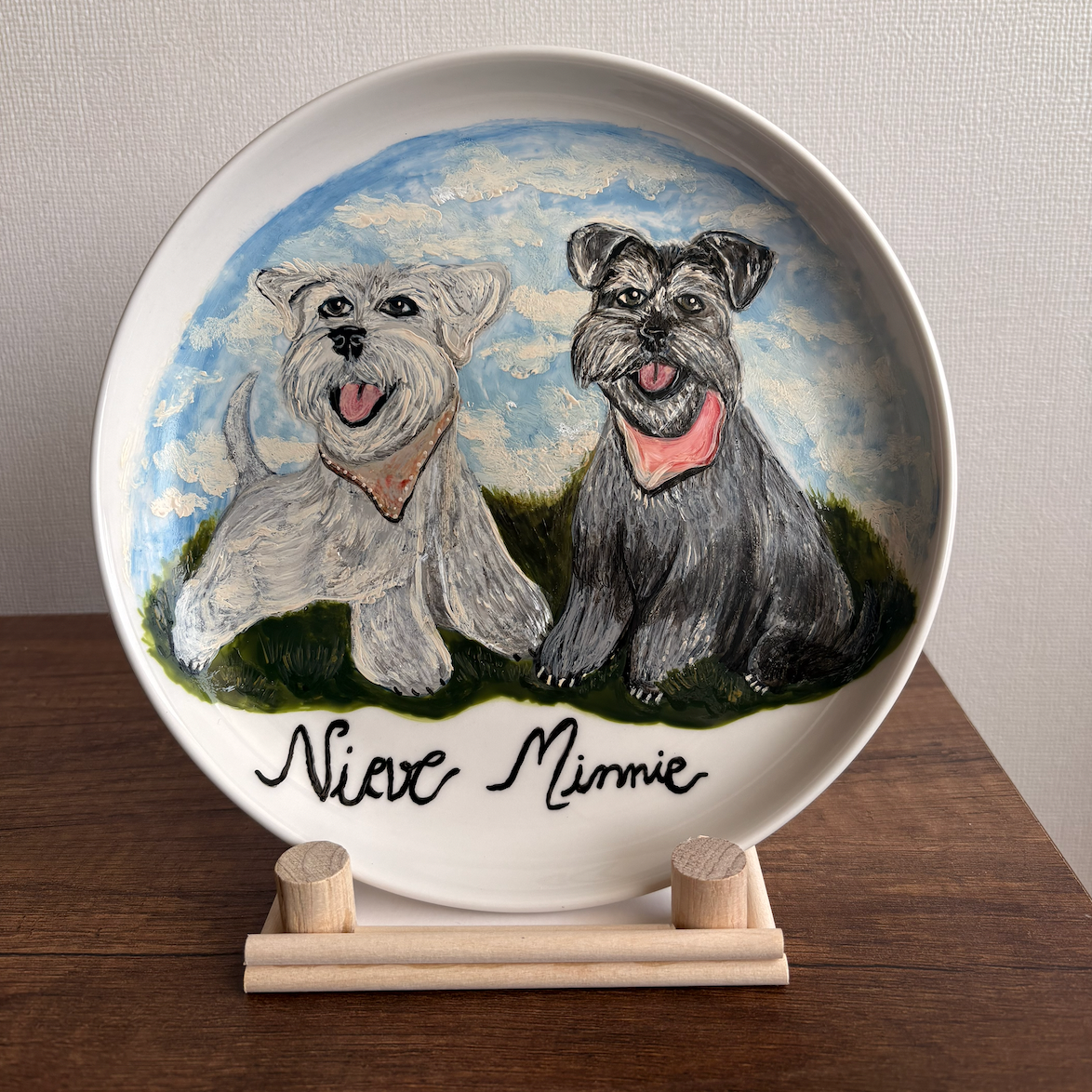 Plato de porcelana pintado con 2 mascotas