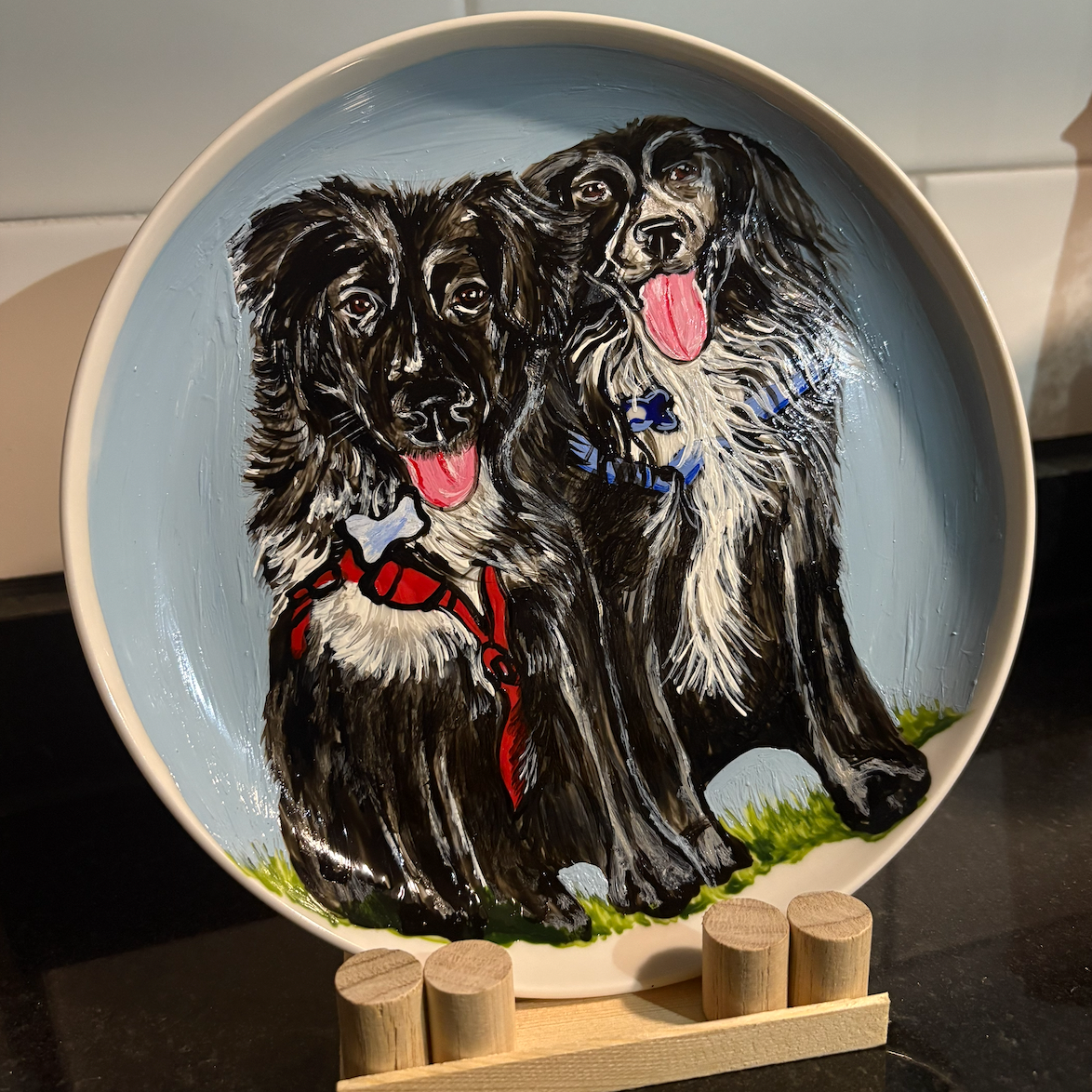 Plato de porcelana pintado con 2 mascotas